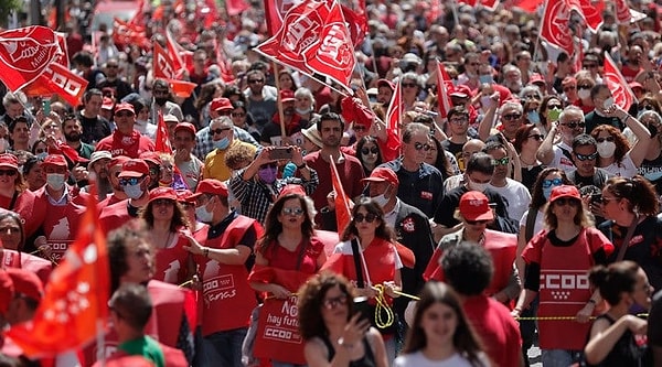 Birçok ülkede 1 Mayıs kutlamaları, mitingler, yürüyüşler ve gösterilerle başlar.