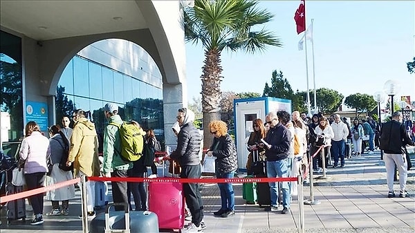 Yunanistan'ın Türk vatandaşlarına 5 Ege adası için başlattığı ekspres vize uygulaması genişletildi. İleryoz (Leros), Limni (Limnos), Kelemez (Kalimnos), Meis (Kastelorizo) ve Sömbeki (Simi) adaları da ekspres vize uygulaması kapsamına alındı.