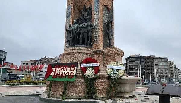 Memur-Sen İl Başkanı Cesur Öztürk ve beraberindeki grup 1 Mayıs Emek ve Dayanışma Günü nedeniyle Taksim Meydanı’na gelerek çelenk bıraktı. Grup, 'Yaşasın Özgür Filistin' sloganı attı.  Memur-Sen İl Başkanı Cesur Öztürk burada konuşma yaptı.