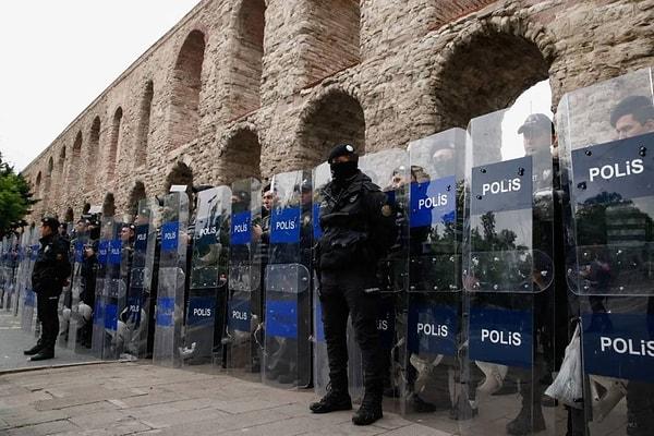 Ancak, Fatih ilçesinden Taksim'e geçişi sağlayan Tarihi Bozdoğan Kemeri'nde emniyet güçleri tarafından alınan güvenlik önlemleri sonucu polis barikatları oluşturuldu.