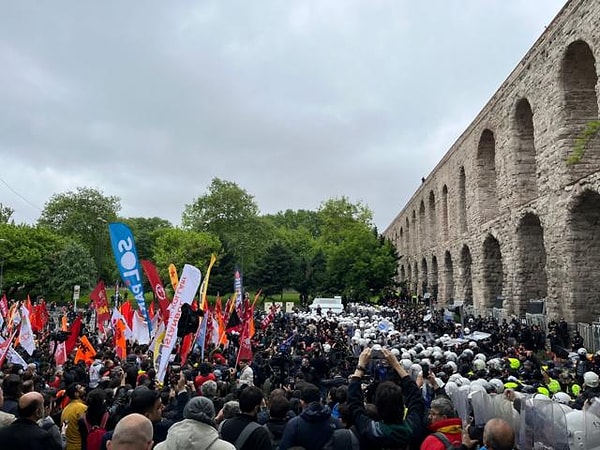 1 Mayıs nedeniyle milyonlarca emekçinin sokakta olduğu bugüne dair pek çok görüş ve düşünce dile getirildi. Tarihçi Prof. Dr. Emrah Safa Gürkan ise konuyu bir başka açıdan ele aldı. ESG bu kez de bize 'edepli değişimi' açıkladı.