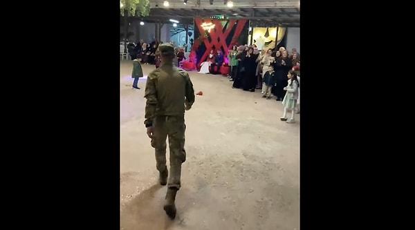 Bir asker, kardeşinin düğünü için tatlı bir sürpriz hazırladı.