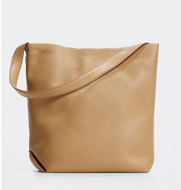 3. Bu deri çanta, açık camel rengi tonlarıyla göz alıcı bir görünüme sahip.