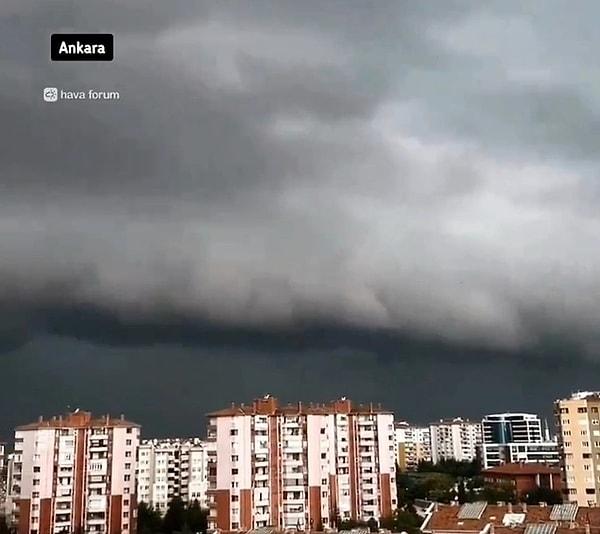 Ankara’da dün etkili olan ve birçok ilçede sel oluşmasına devam eden yağmur, bu akşam saatlerinde de hızını artırdı. Kentte, fırtına ve yoğun yağışın habercisi olan raf bulutu oluştu.