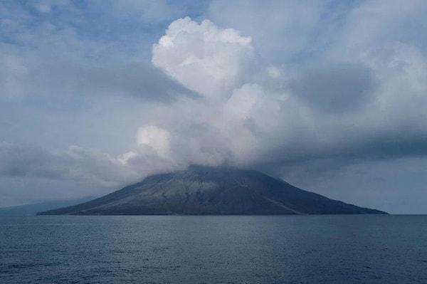 Endonezya’nın kuzeyinde bulunan Ruang Adası’nda yer alan Ruang Yanardağı’nda yaşanan patlama sonucu 29 Nisan’a kadar acil durum ilan edilmişti. Volkanik faaliyetlerine devam eden yanardağ nedeniyle tedbir amaçlı bölgede bulunan 12 bin kişi için tahliye kararı alındı.