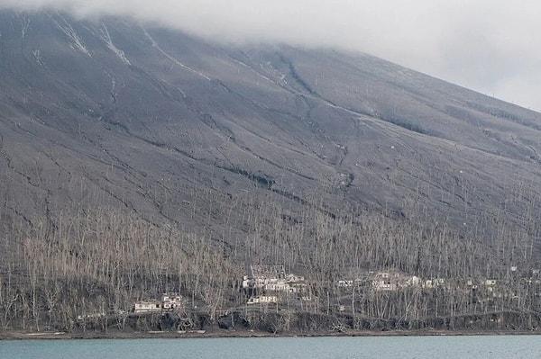 Endonezya Volkanoloji ve Jeolojik Tehlikeyi Azaltma Merkezi (PVMBG) tarafından yapılan açıklamada, dünden bu yana yanardağda en az üç adet şiddetli patlama yaşandığın altı çizilirken, bu patlamalara bağlı olarak oluşan kül bulutlarının 5 bin metre yüksekliğe ve bin kilometrelik bir alana yayıldığı açıklandı.