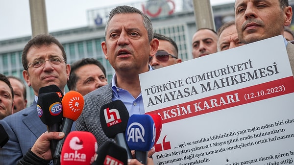 Saraçhane'de toplanma kararı sonrası geri çekilme kararı alınması büyük tepki çekti. Tepkilerin en büyüklerinden biri de alana gelip kısa bir konuşma yaparak ayrılan CHP Genel Başkanı Özgür Özel'e oldu.