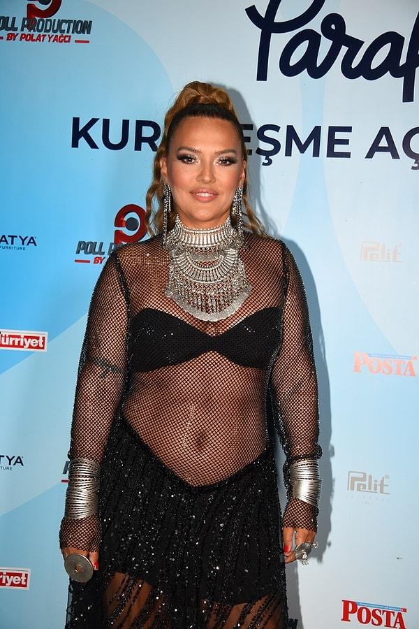 Hatta geçtiğimiz yıl Kuruçeşme Açıkhava'da konser veren Akalın'ın bu transparan kıyafeti epey eleştiri almıştı.