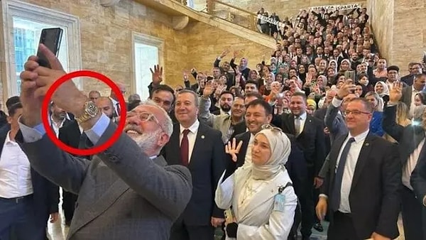 'Istakoz' krizine lüks saatler de katıldı. AK Parti Grup Başkanvekili ve Manisa Milletvekili Bahadır Yenişehirlioğlu, TBMM’de misafir ettiği hemşehrileri ile selfie çekip sosyal medyadan paylaşırken, Rolex saati görüntülenmişti. Takipçileri ‘Keşke biz de Rolex takıp, ıstakoz yiyebilsek. Dişin bile kaplama, milletin ağzında diş yok’’ diyerek eleştirmişti.