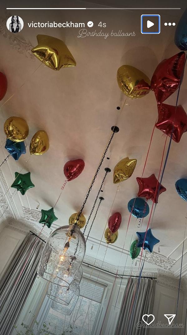 Victoria Beckham tavanındaki balonları gösterdi.
