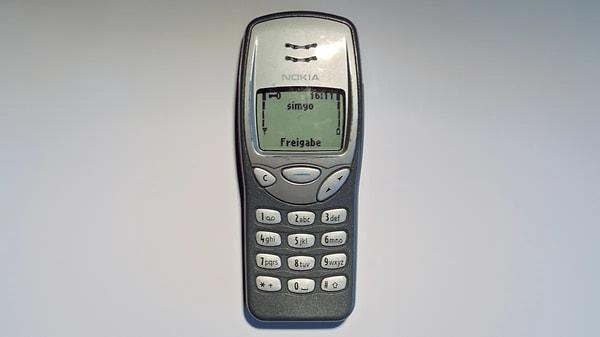 1999 yılında teknoloji dünyasına adım atan Nokia 3210, döneminin en popüler cihazlarından biriydi. Cep telefonu sektörünün o dönemdeki lideri Nokia'nın da simgeleşmiş ürünleri arasında yer alan bu ikonik telefon, tekrar piyasaya çıkma hazırlığında!