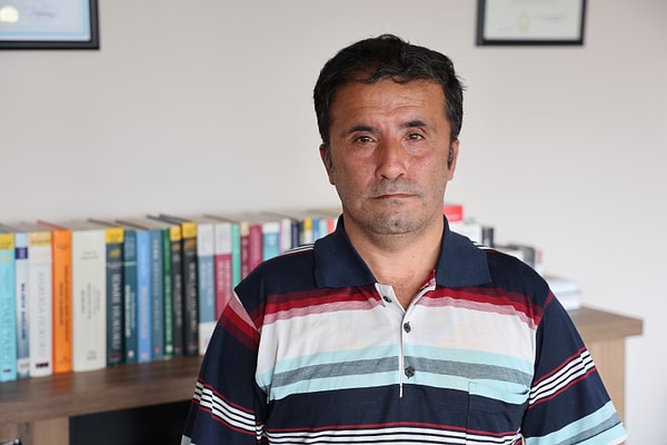 Konya’da çay ocağında çalışan 45 yaşındaki Mustafa Ergin, yanına sürekli gelen arkadaşının ‘Benim hesabımda bloke var gelen parayı senin hesabından çekelim’ teklifini geri çevirmedi. Bunun üzerine arkadaşı Mustafa Ergin’in hesabından belirli günlerde 6 sefer kara para aktarımı yaptı. ATM’den parayı çekip arkadaşına veren Ergin’e arkadaşı 1 paket sigara parasını hediye olarak verdi.