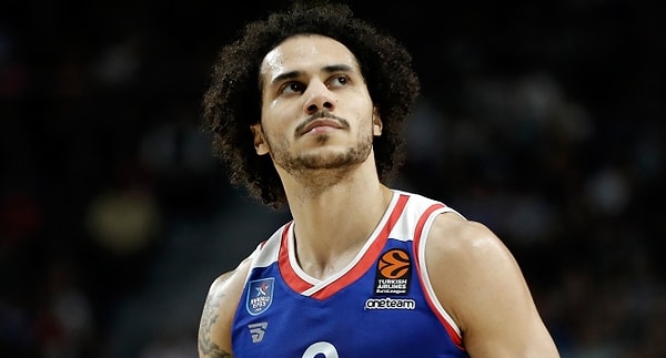 Anadolu Efes ile müthiş başarılara imza atan Shane Larkin'in geçtiğimiz günlerde Fenerbahçe Beko'nun 3 yıl için 11.5 milyon euroluk teklifini reddettiği iddia edilmişti.