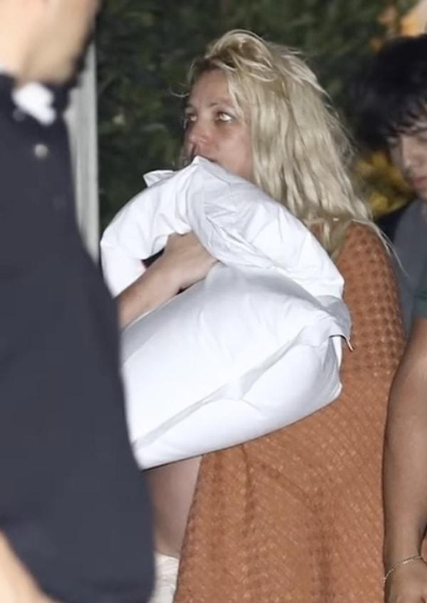 Odadayken büyük bir tartışmaya giren ve kaynaklara göre fiziksel bir kavgaya dönüşen olayda Britney bacağını incitti. Süitinin bulunduğu koridorda çığlık attığını ve kontrolden çıktığını söyleyen birkaç misafir ruhsal bir çöküntü yaşadığından bahsetti.