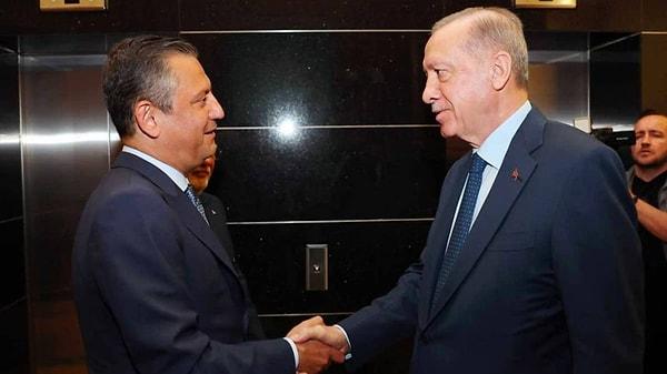 CHP Genel Başkanı Özgür Özel ile görüşmesine ilişkin açıklamalarda bulunan Erdoğan, “Bildiğiniz gibi Özgür Bey şu anda CHP'de genel başkan oldu. Genel başkan olduktan sonra böyle bir ziyareti gerçekleştirmiş olması iktidar ve ana muhalefet arasında olumlu bir gelişme oldu. Bu adımın atılmasıyla siyaset yumuşama dönemine girdi. Ben de ilk fırsatta ziyaretin karşılığını yapacağımı söyledim. Türkiye'nin Türk siyasetinin buna ihtiyacı var. Bu adımı atacağız” ifadelerini kullandı.