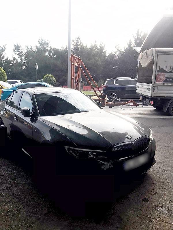 Yıldız Tilbe lüks otomobiliyle, aynı istikamette giden İstanbul Emniyet Müdürlüğü envanterindeki ve görevli polis memurunun kullandığı sivil araca arkadan çarptı.