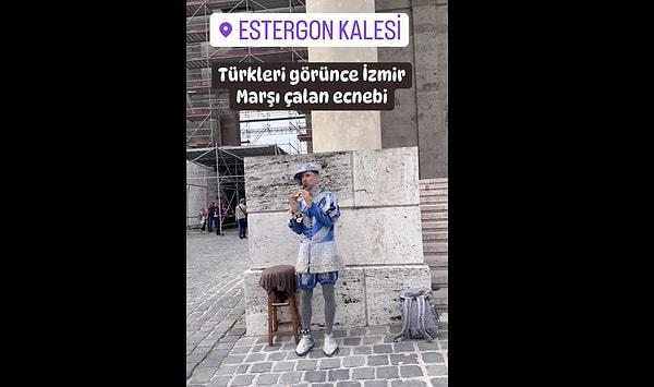 Estergon Kalesi'nin önünde kostümüyle müzik yapan bir adam ziyaretçilerin Türk olduğunu öğrenince onlara bir jest yapmak istedi.