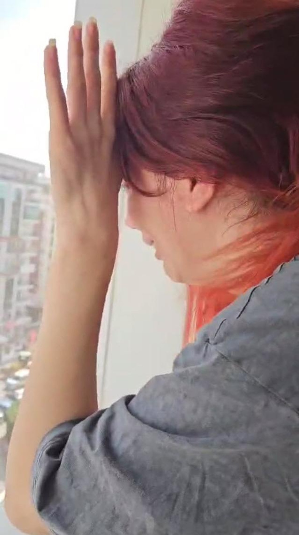 L�semi Tedavisi G�ren Sevgilisine Hastane Bah�esinde Pankartl� Evlenme Teklifi 'Kalk K�z Evlencez'!