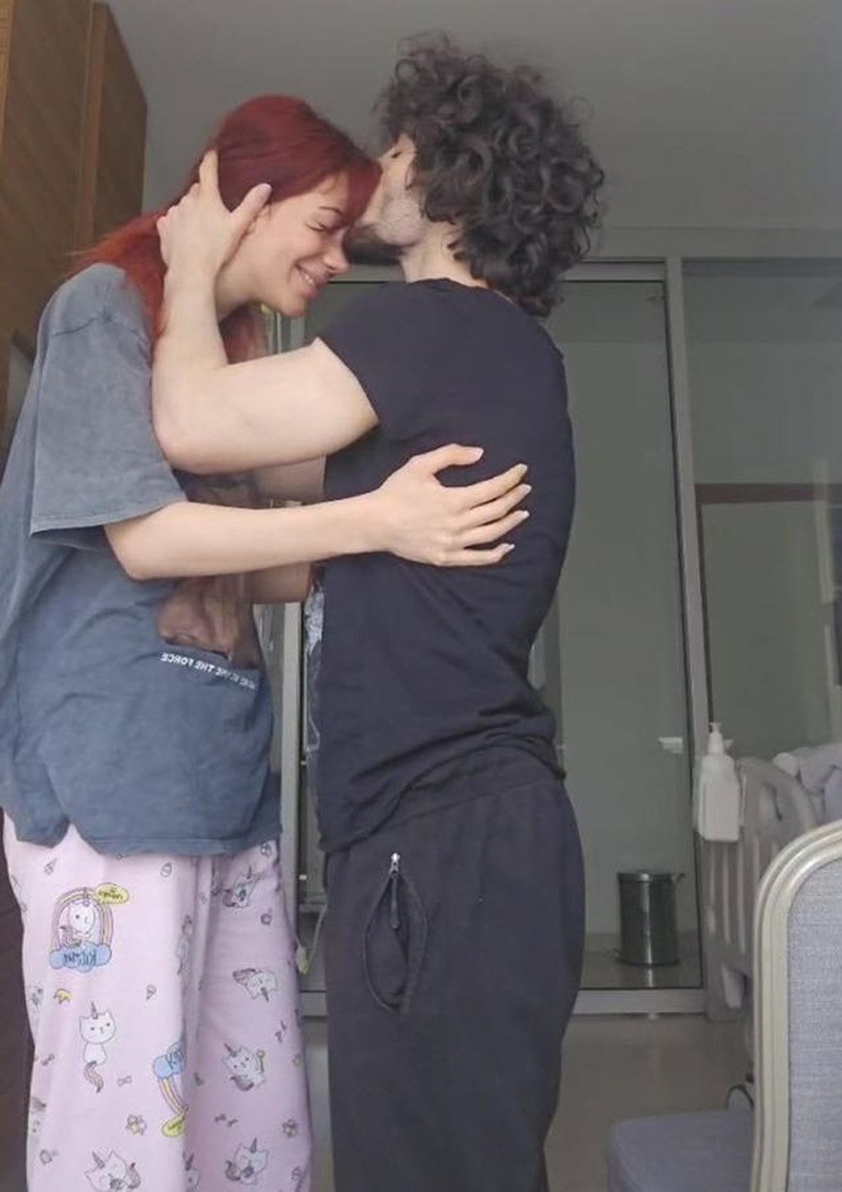 L�semi Tedavisi G�ren Sevgilisine Hastane Bah�esinde Pankartl� Evlenme Teklifi 'Kalk K�z Evlencez'!