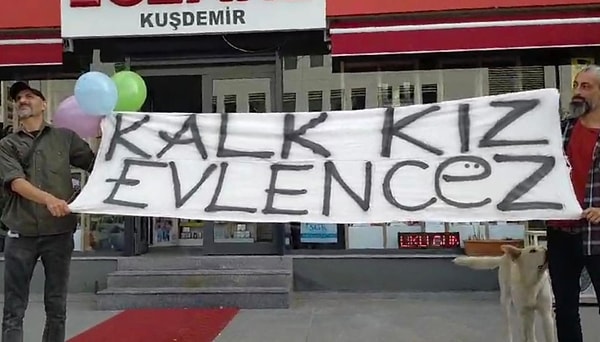 Hastanenin bahçesinde 'Kalk Kız Evlencez' pankartı açtı.