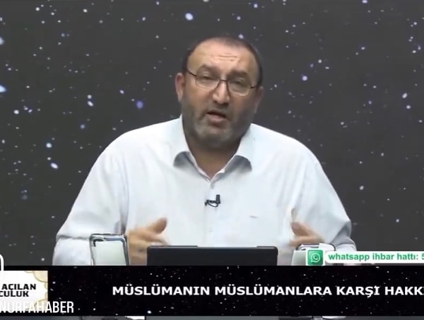 Ancak arayanların danışanlar olduğunu söyledi ve “Gece 3’te arıyorlar, ‘Hocam gusül abdesti aldım, ayağımı yıkamayı unuttum’ diyorlar.” sözlerini ekledi.