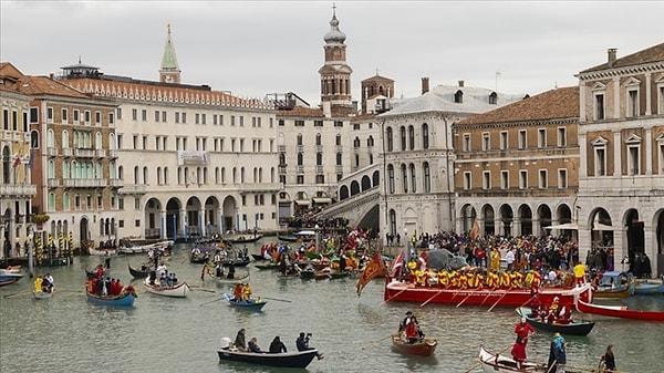 Ayrıca gazetenin haberinde, giriş ücreti uygulamasının kente olan turist akınını durdurmadığı yorumu da yapıldı. Venedik Belediye Meclisinin kentteki turist yoğunluğunu kontrol altına almak maksadıyla Eylül 2023'te kabul ettiği "Venedik'e giriş ücreti" uygulaması, bu yıl ilk aşamada yoğunluk oluşması beklenen bazı tatil günlerini de kapsayan 29 günde denenecek.
