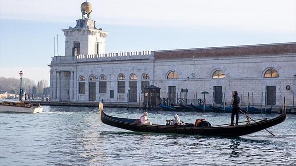 Venedik'e günübirlik ziyaretleri belirlenen 29 güne denk gelen turistler, "Contributo di Accesso a Venezia" (Venedik'e Giriş Ücreti) adıyla oluşturulan siteden rezervasyon yaparak giriş ücretlerini ödeyebilecek.