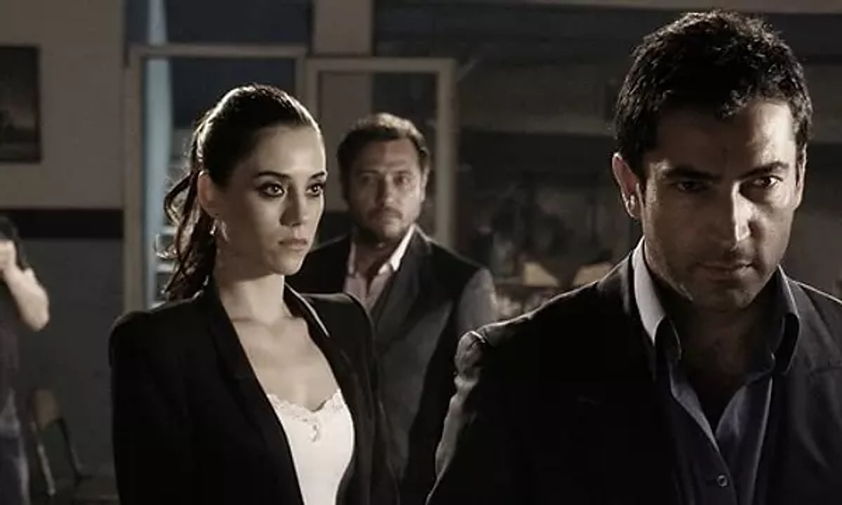 Efsane Yapım Ezel Dizisinin Oyuncuları Yıllar Sonra Beyazlar İçinde Bir ...