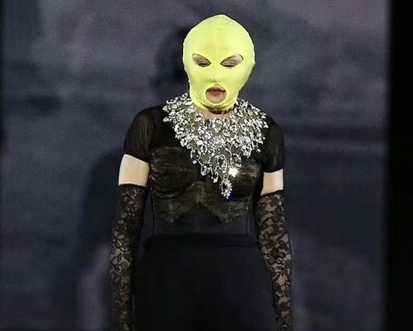 Daha provalar yapılırken 1,5 milyon kişinin izdiham ettiği konser alanında hayranları Madonna'nın sahne hazırlıklarını izledi...Tamamen siyah bir kıyafet tercih eden şarkıcı neon kar maskesiyle kombinini tamamladı.