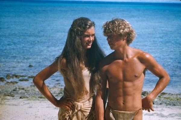 Brooke Shields, 1980 yılında vizyona giren Mavi Göl (The Blue Lagoon) filminde oynayarak henüz 15 yaşındayken dünya çapında bir star haline gelmişti.