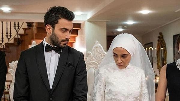 Show TV'nin fenomen dizisi Kızılcık Şerbeti tam gaz devam ederken, ilk sezonda Nursema'nın zorla evlendirildiği İbrahim ve Nursema'nın düğününden kamera arkası geldi.