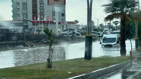 Vatandaşlar, iş yerleri ile apartmanların saçakları altına sığınarak, yağıştan korunmaya çalıştı.