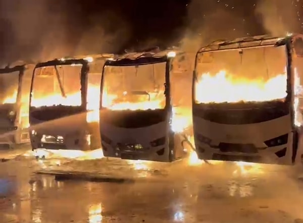 Olay, gece yarısı Kartepe ilçesi, D-100 Karayolu Uzuntarla mevkisinde bulunan bir otobüs markasına ait servisin otoparkında meydana geldi.