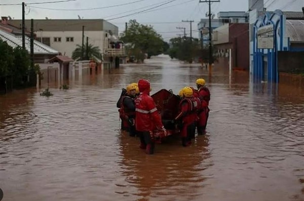 Ordu tarafından yayınlanan görüntülerde, evlerinin çatısında mahsur kalan ailelerin ve çocukların helikopterle kurtarıldığı anlar yer aldı.