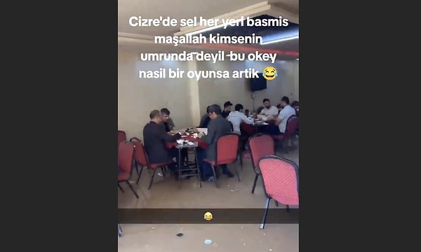 Şırnak'ta bir kahvehane de sel suları ile doldu.