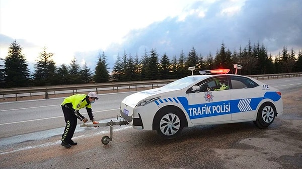 Ülkemizde karton polis arabaları bir hayli yaygınlaştı. Öyle ki artık üç boyutlu polis arabaları bile var.