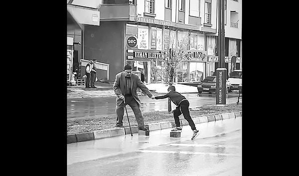 Bir çocuk, bir amcanın yağmur sebebiyle kaldırımda mahsur kalan amca için, oradan bulduğu tuğlalardan yol yaptı.