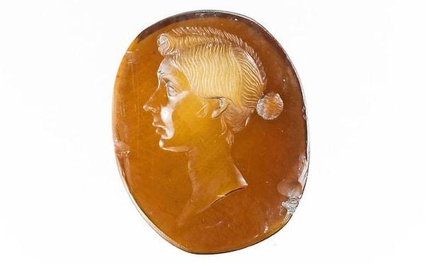 7. M.S 1. yüzyılın başından kalma bir kadın portresi içeren değerli Roma taşı. Sıkı saçlı ve küçük topuzlu zarif saç modeli İmparator Octavian Augustus döneminde (M.Ö 27 - M.S 14) modaydı.