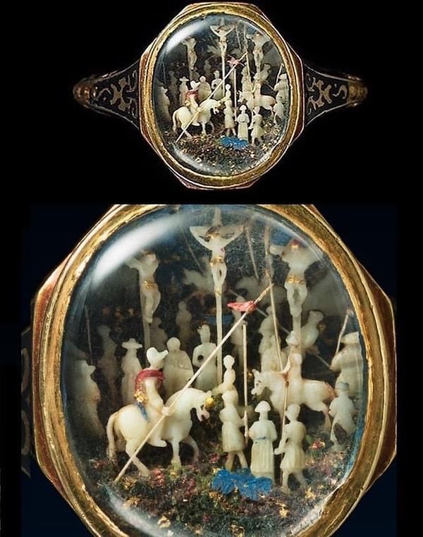 8. Albion Sanat koleksiyonundan bir yüzük. Fildişi, mine ve altından yapılmış bu yüzüğün içinde Hz. İsa'nın çarmıha gerilmesi tasvir ediliyor. (Fransa ya da İspanya. 1620)