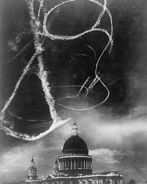 2. Blitz hava saldırıları sırasında Londra'daki St Paul Katedrali üzerindeki savaşan uçaklardan kalan buhar izleri, 1940.