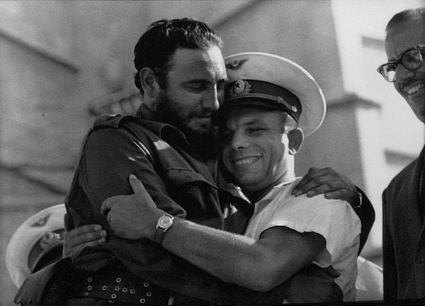 3. Fidel Castro ve Yuri Gagarin Havana'da birbirlerine sarılırken çekilmiş bir fotoğraf. (1961)