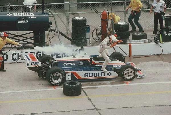 5. 1981 Indy 500 yarışında yanan bir arabadan kaçan yarış pilotu Rick Mears vardı. Arabaya yanlışlıkla, görünmez bir alevle yanan ve duman çıkarmayan metanol yakıtı dökülmüştü. Dökülen yakıt sıcak motordan tutuştu. Sonuç olarak, Mears ve dört mekaniker hastaneye kaldırıldı.