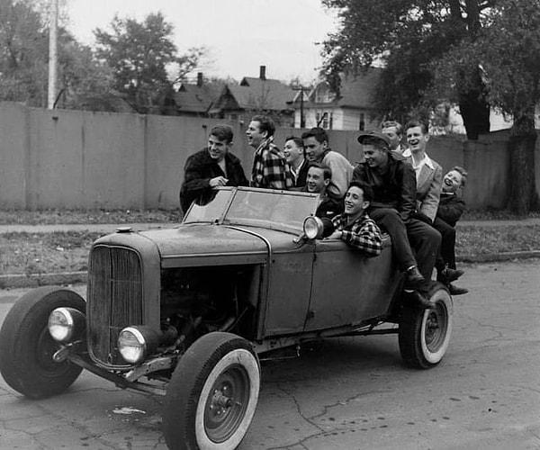6. Des Moines, Iowa'da külüstür bir arabaya binen liseli gençler, 1947.