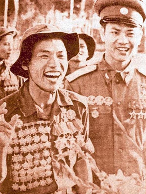 7. Vietnam askeri Trịnh Tố Tâm'a 53. kez "Kahraman Amerikan Katili" madalyasının verildiği an. (1971)