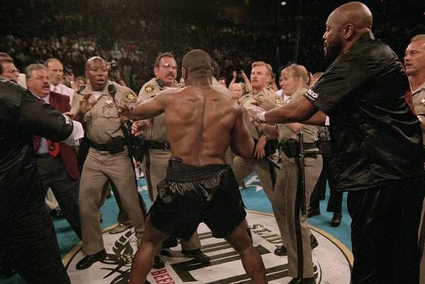 10. Güreşçi Holyfield'ın kulağını ısırdıktan sonra Mike Tyson ile yüzleşen Las Vegas polisi. (1996)