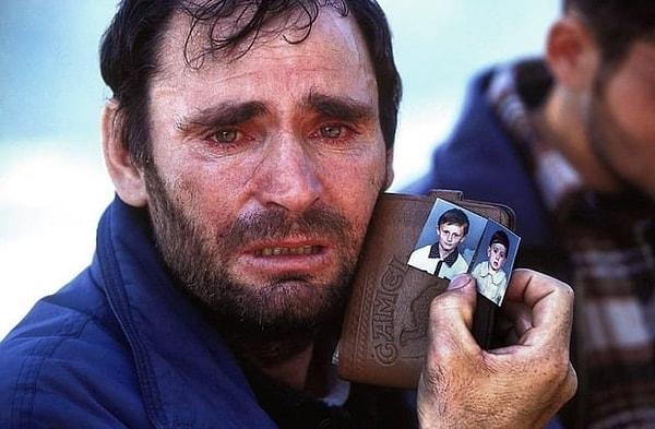 11. 1999'daki Kosova savaşı sırasında kaybolan iki oğlunu arayan bir baba.