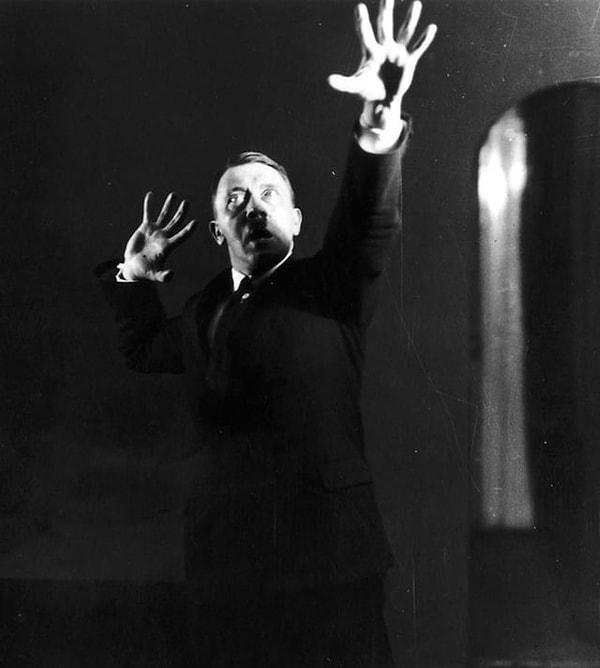 14. Hitler'in ayna karşısında konuşma provası yaparken kişisel fotoğrafçısı Heinrich Hoffman tarafından çekilmiş fotoğrafı. (1925)