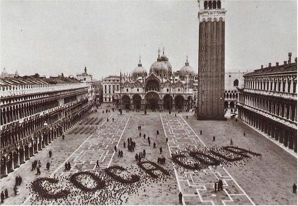 15. San Marco Meydanı'nda güvercinler çekebilmek için tahıl serpilerek yapılmış bir Coca Cola reklamı. (Venedik, 1960)