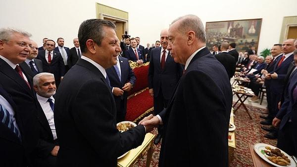 Geçtiğimiz hafta Cumhurbaşkanı Recep Tayyip Erdoğan'la bir araya gelen CHP Genel Başkanı Özgür Özel'den sürpriz bir ziyaret geldi.