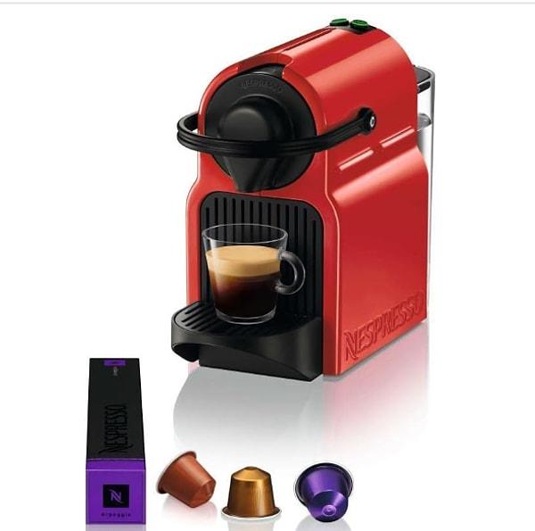 7. Nespresso C40 Inissia Kapsüllü Kahve Makinesi, kahve severlerin hayatını renklendirecek bir ürün.